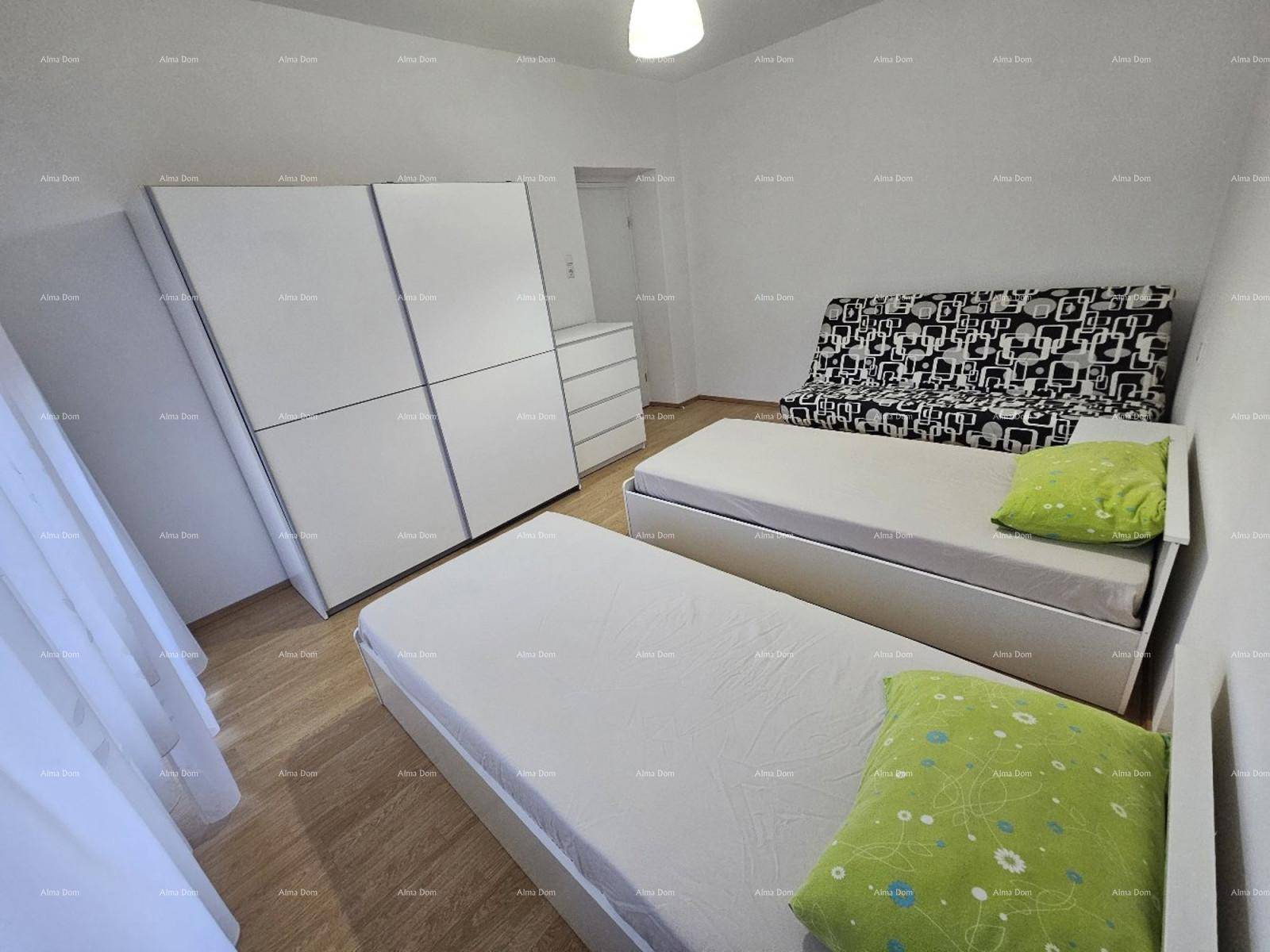 Geräumiges Schlafzimmer mit zwei Einzelbetten, Schrank und einem Schlafsofa.