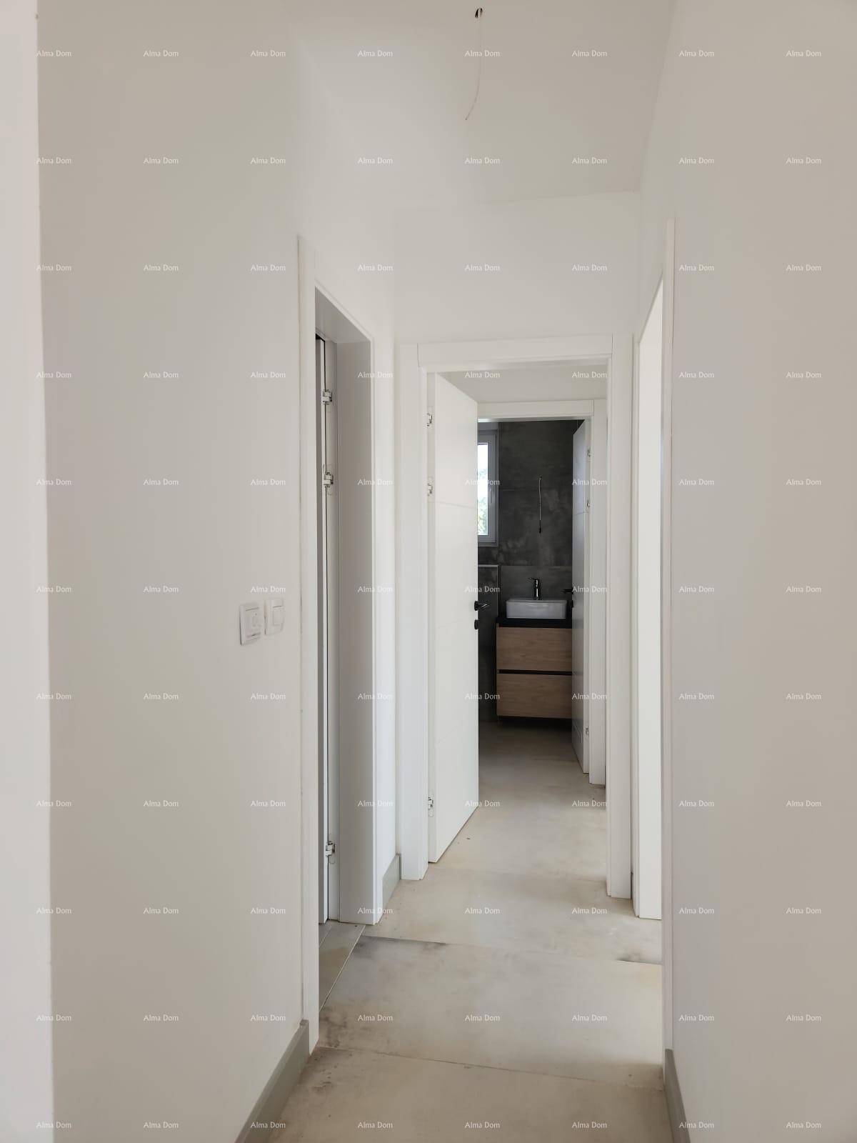 Langer, heller Flur mit Fliesenboden, der zu einem modernen Badezimmer führt.
