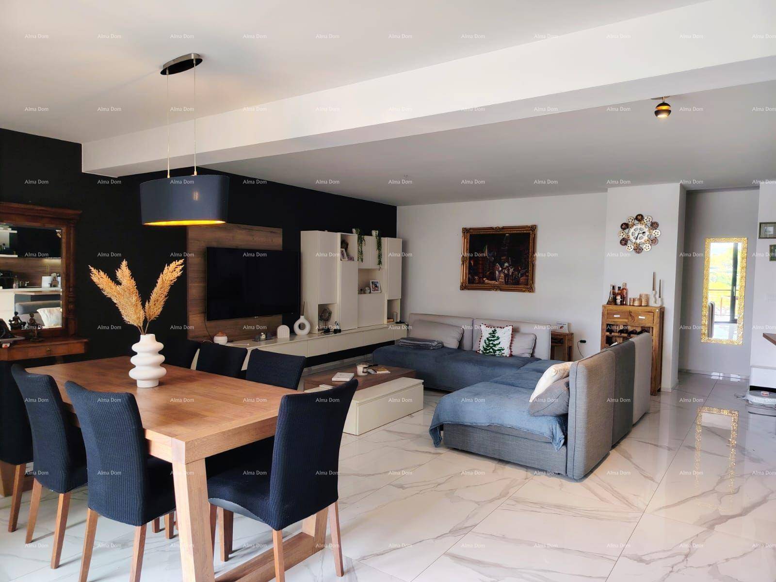 Heller Wohn- und Essbereich mit großem Sofa, Holztisch und modernen Fliesenböden.