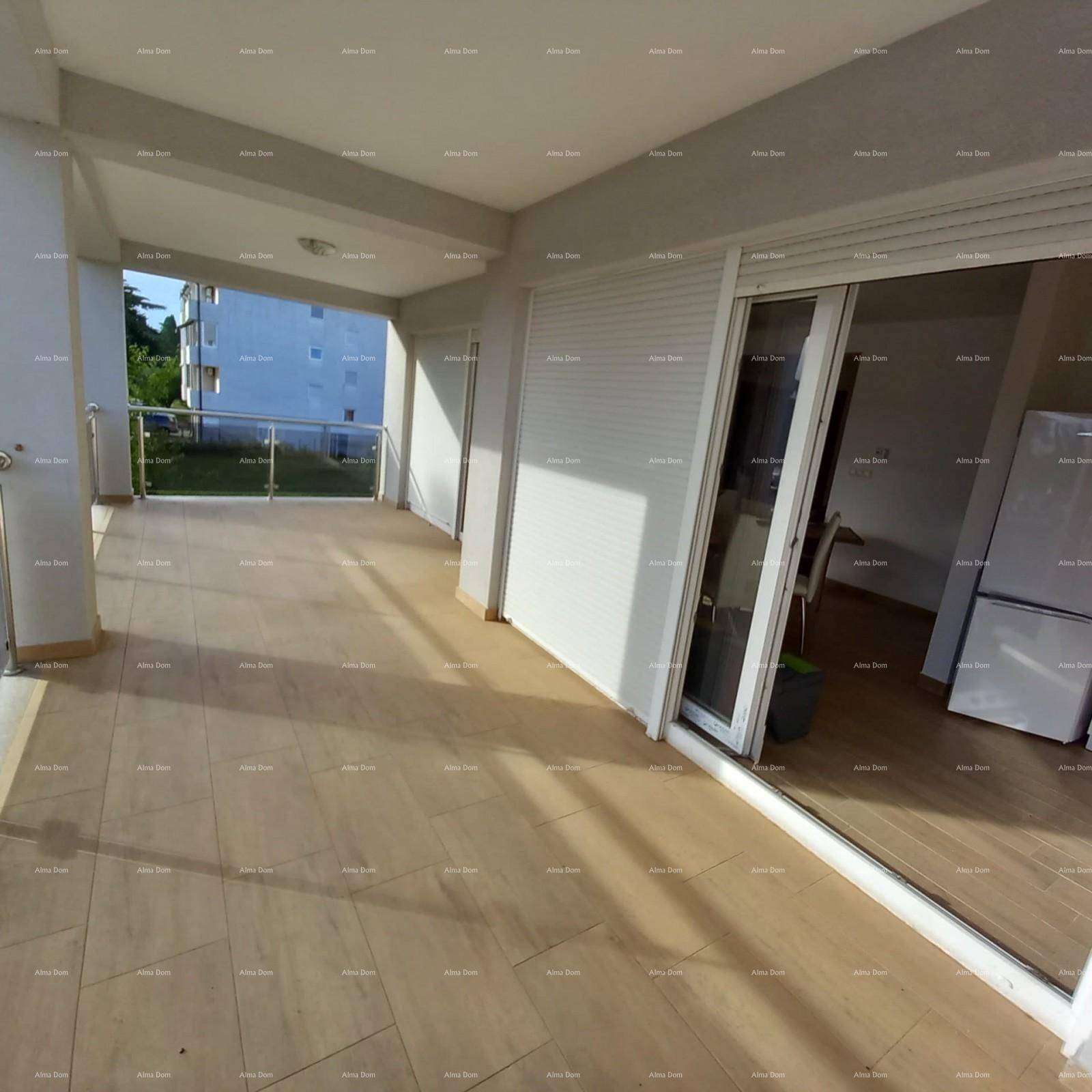 Geräumiger überdachter Balkon mit Fliesenboden und Glasgeländer, ideal für entspannte Stunden im Freien.