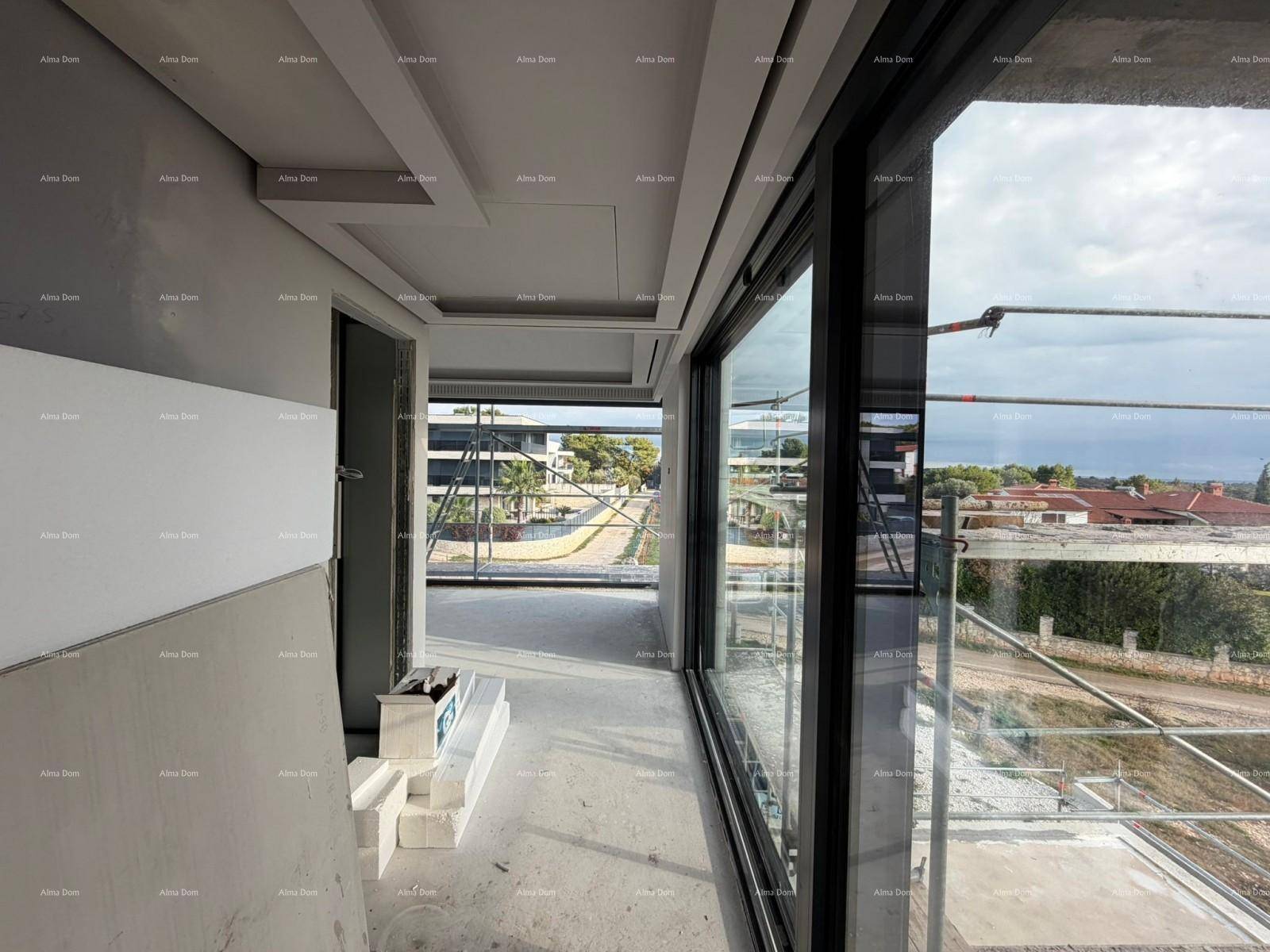 Heller Innenraum im Rohbau mit großen Fenstern und Blick auf die Baustelle.