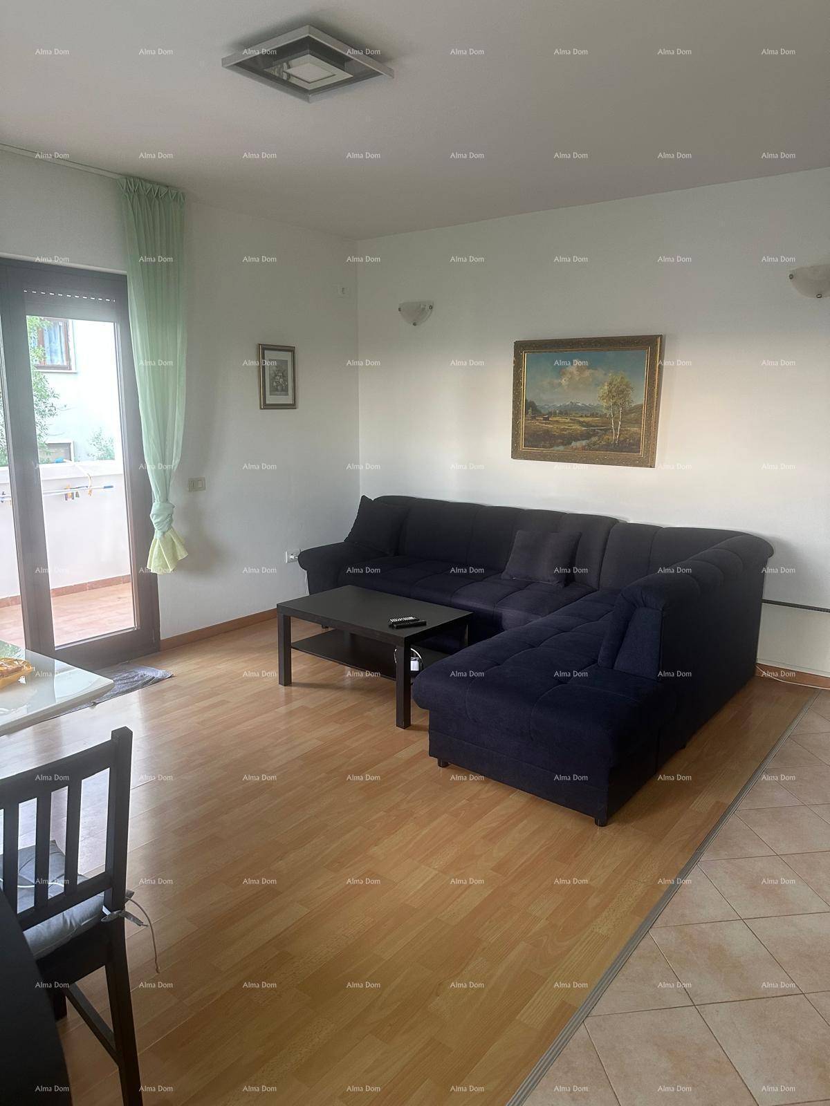 Geräumiges Wohnzimmer mit großem Ecksofa, Holzboden und Zugang zu einem Balkon.