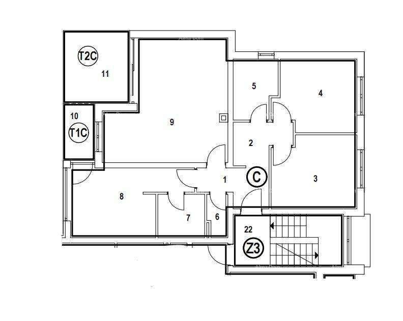 Grundriss einer Wohnung mit mehreren Zimmern und Terrassenbereichen.