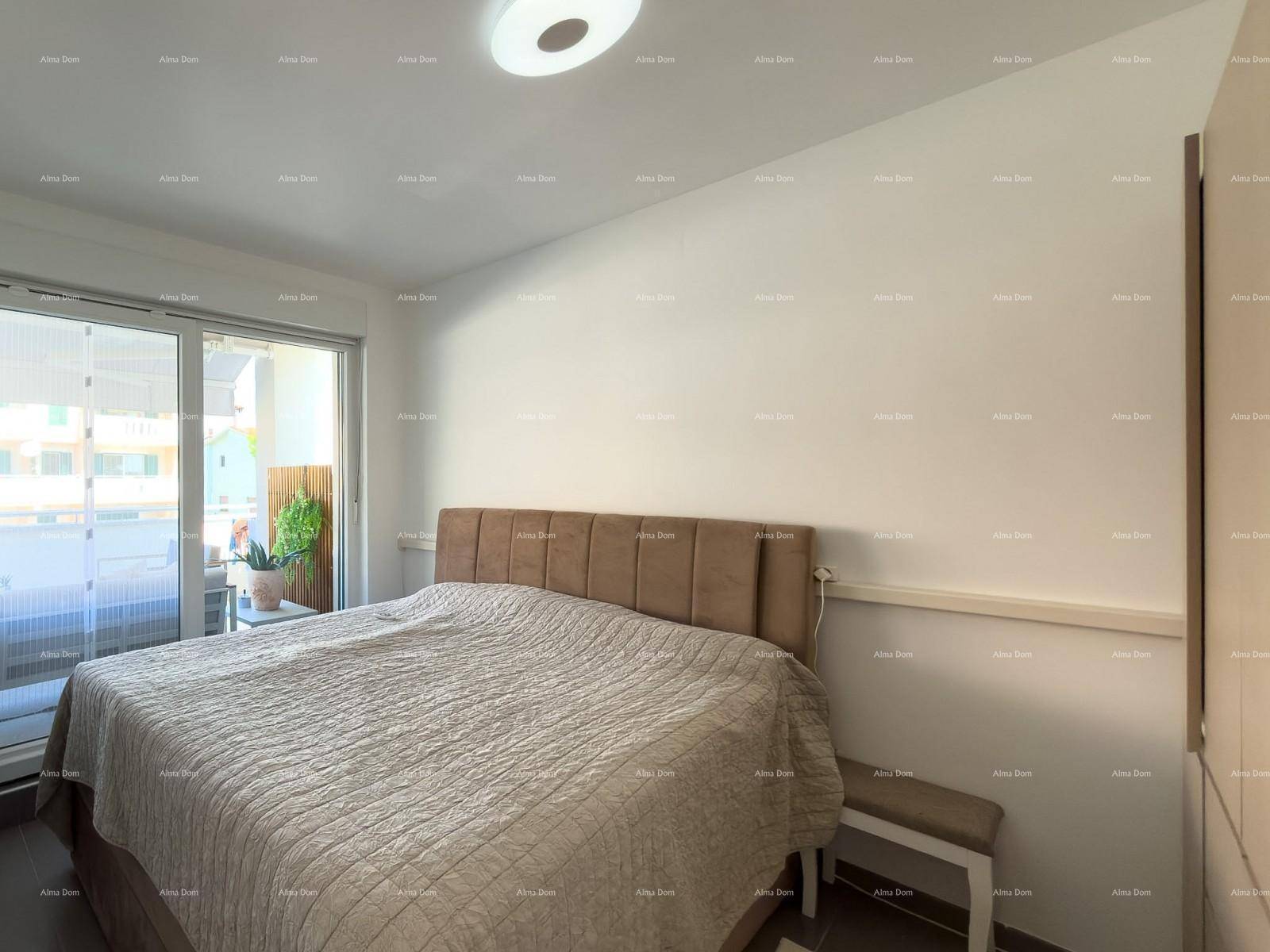 Modernes Schlafzimmer mit großem Bett, hellem Interieur und Balkonzugang.