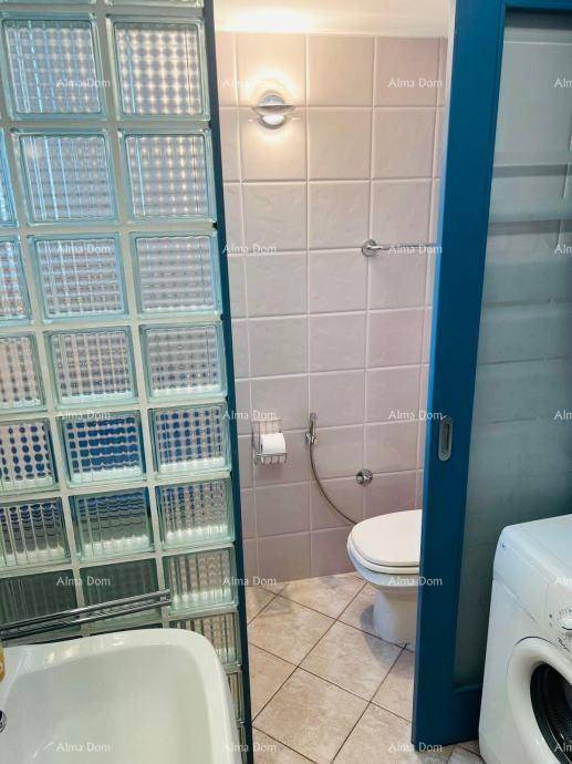 Toilettenbereich im Badezimmer mit Wand-WC und Bidet-Funktion, umgeben von hellen Fliesen.