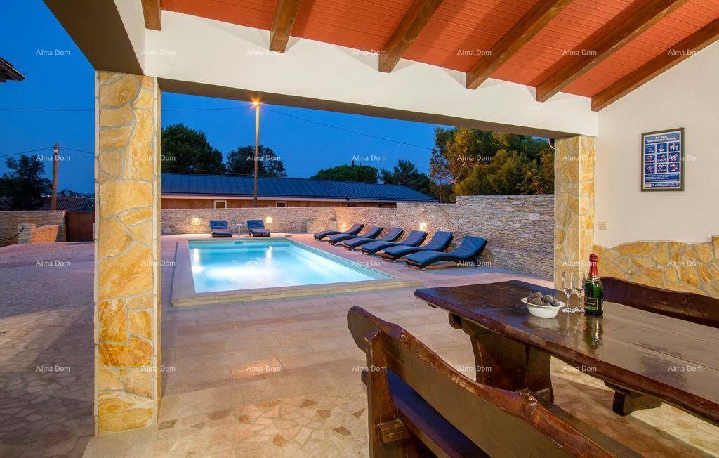 Beleuchteter Poolbereich und überdachte Terrasse bei Nacht, ideal für Abendveranstaltungen.