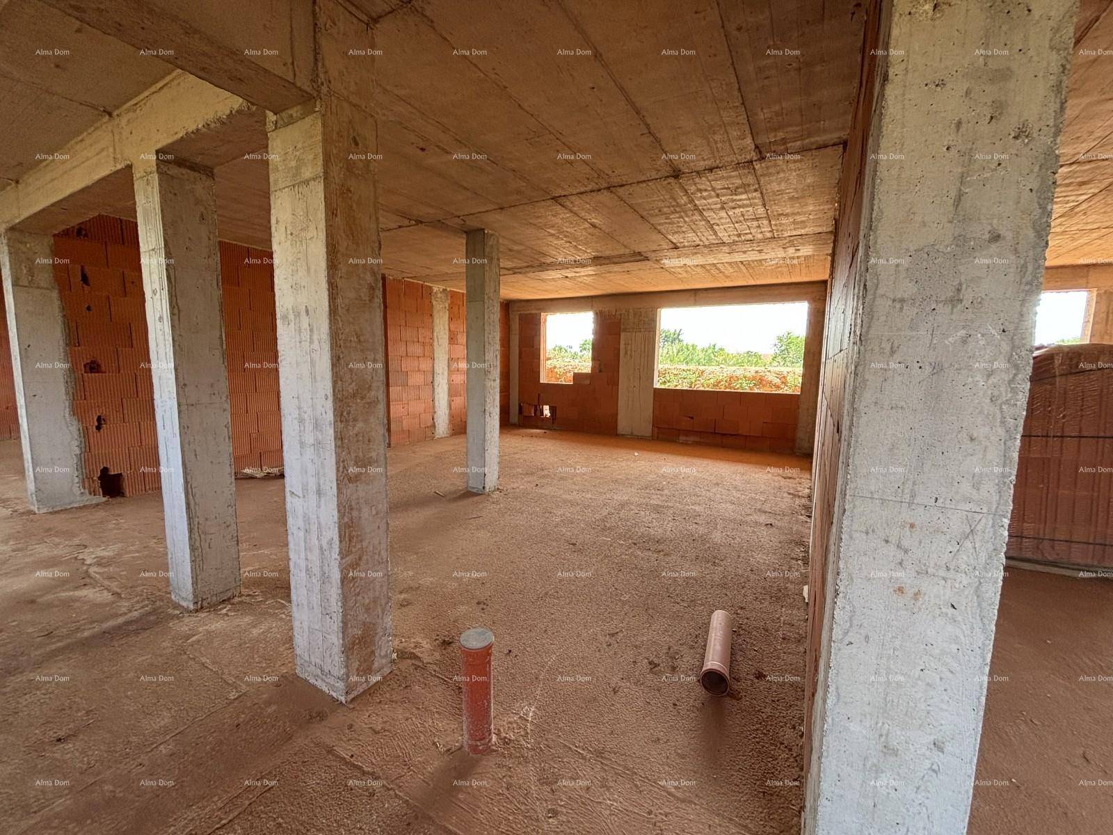 Rohbau mit sichtbaren Betonpfeilern und vorbereiteten Leitungen auf dem Boden.