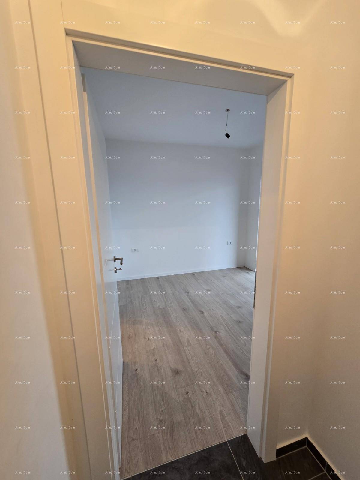 Blick durch eine Tür in ein helles Zimmer mit Laminatboden.