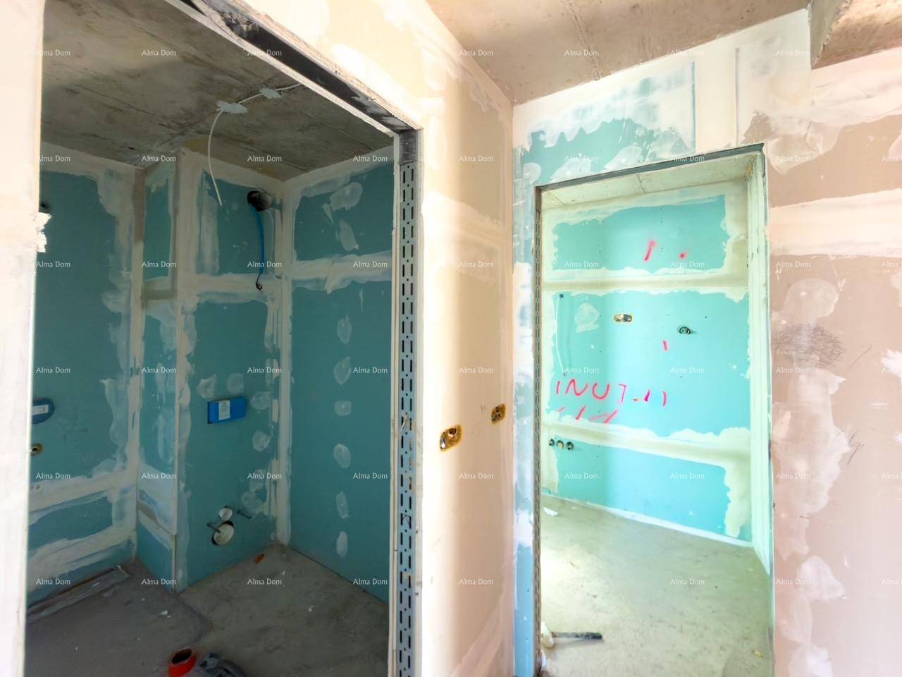Innenraum im Rohbau mit Trockenbauwänden und sichtbaren Installationen für Sanitär und Elektrik.