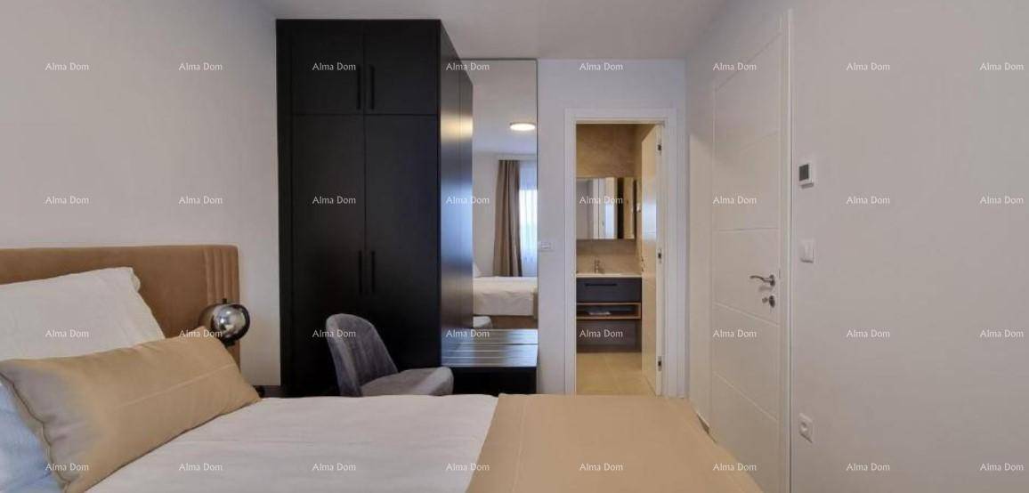 Schlafzimmer mit dunklem Einbauschrank und angrenzendem Badezimmer, das durch eine Tür sichtbar ist.