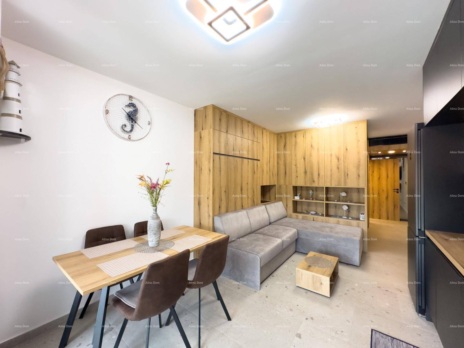 Heller Wohn- und Essbereich mit modernem Esstisch, Sofa und Holzelementen.