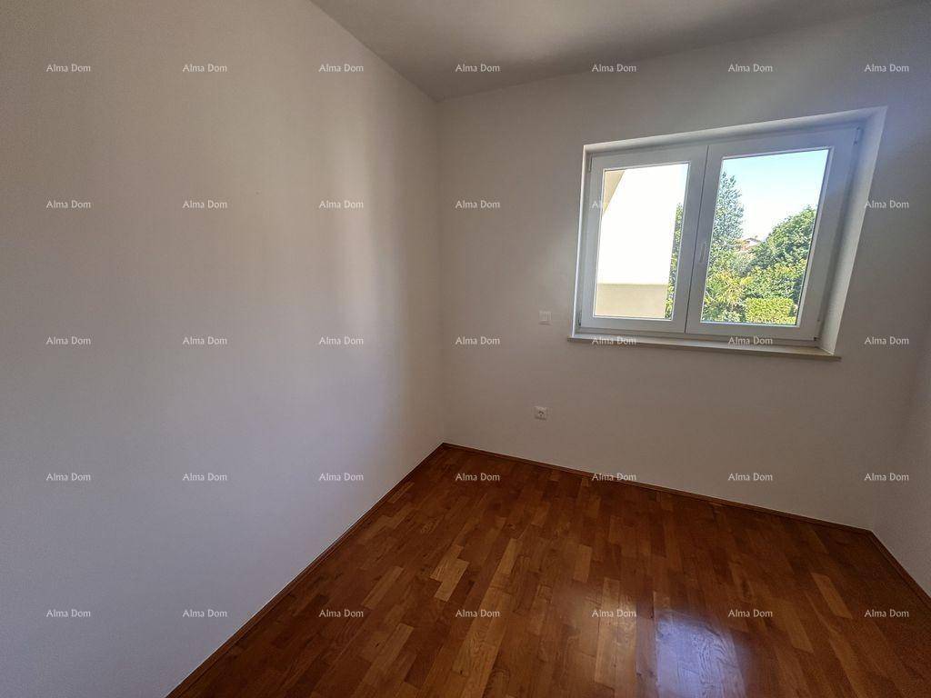 Helles Schlafzimmer mit Parkettboden und großem Fenster, bietet viel Tageslicht und Ausblick.