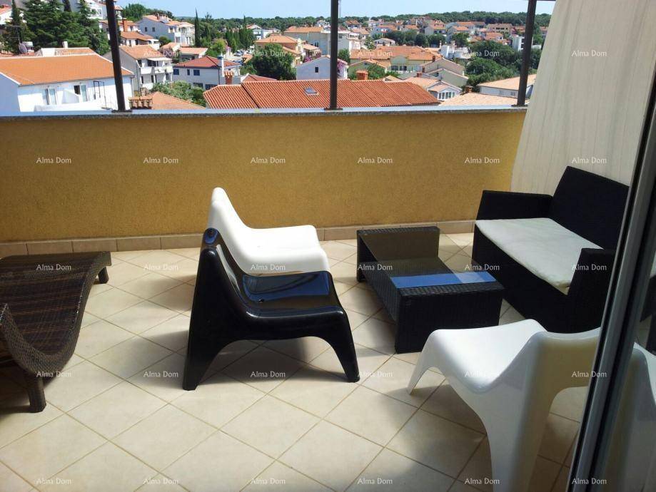 Großer Balkon mit Sitzgelegenheiten und weitem Blick über die Stadt und Dächer.