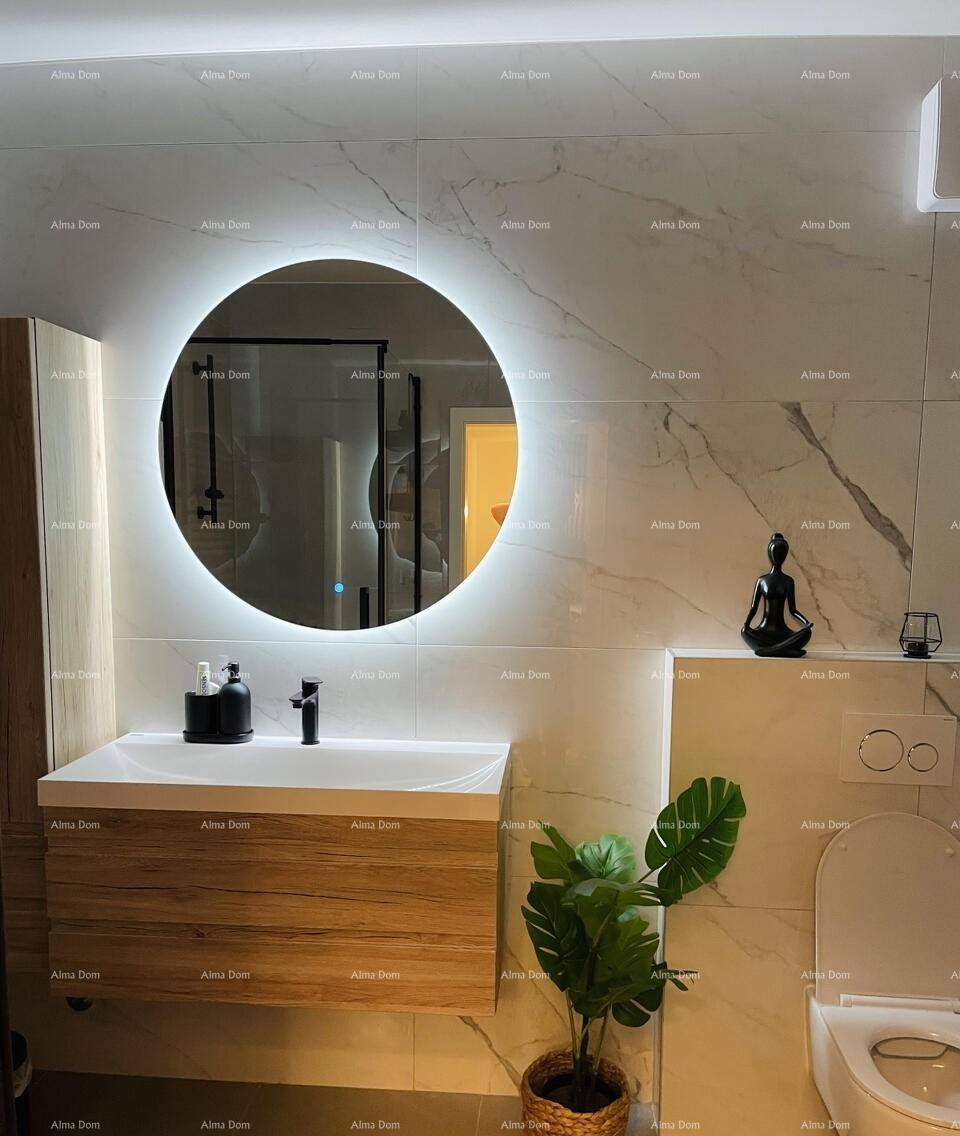 Elegantes Badezimmer mit beleuchtetem Spiegel, modernem Waschtisch und wandhängendem WC.