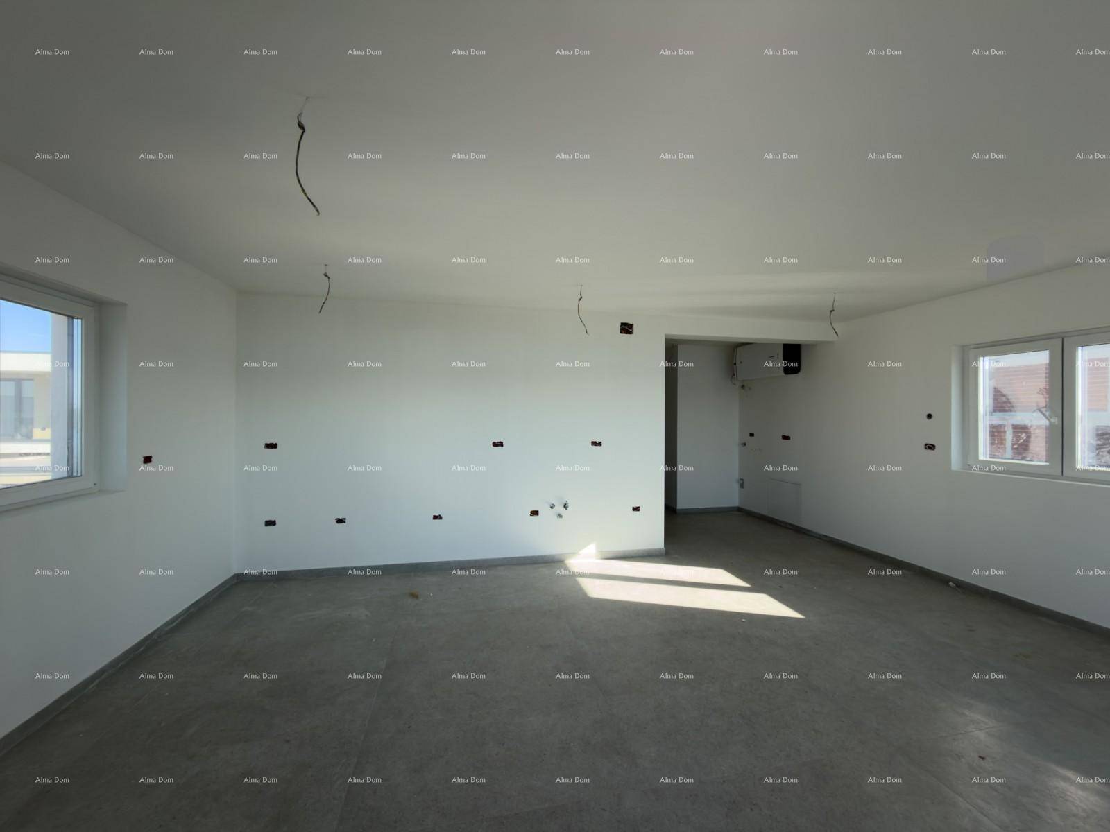 Unmöblierter Raum im Rohbau mit vielen Anschlüssen und Tageslicht von den Fenstern.