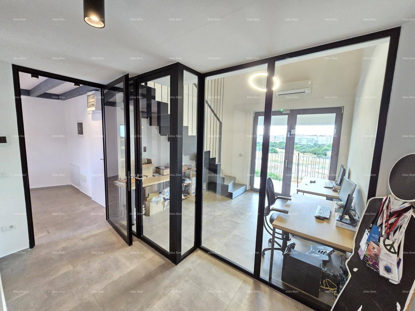 Heller Arbeitsbereich mit Glaswänden, modernen Treppen und Zugang zu einem Außenbereich.