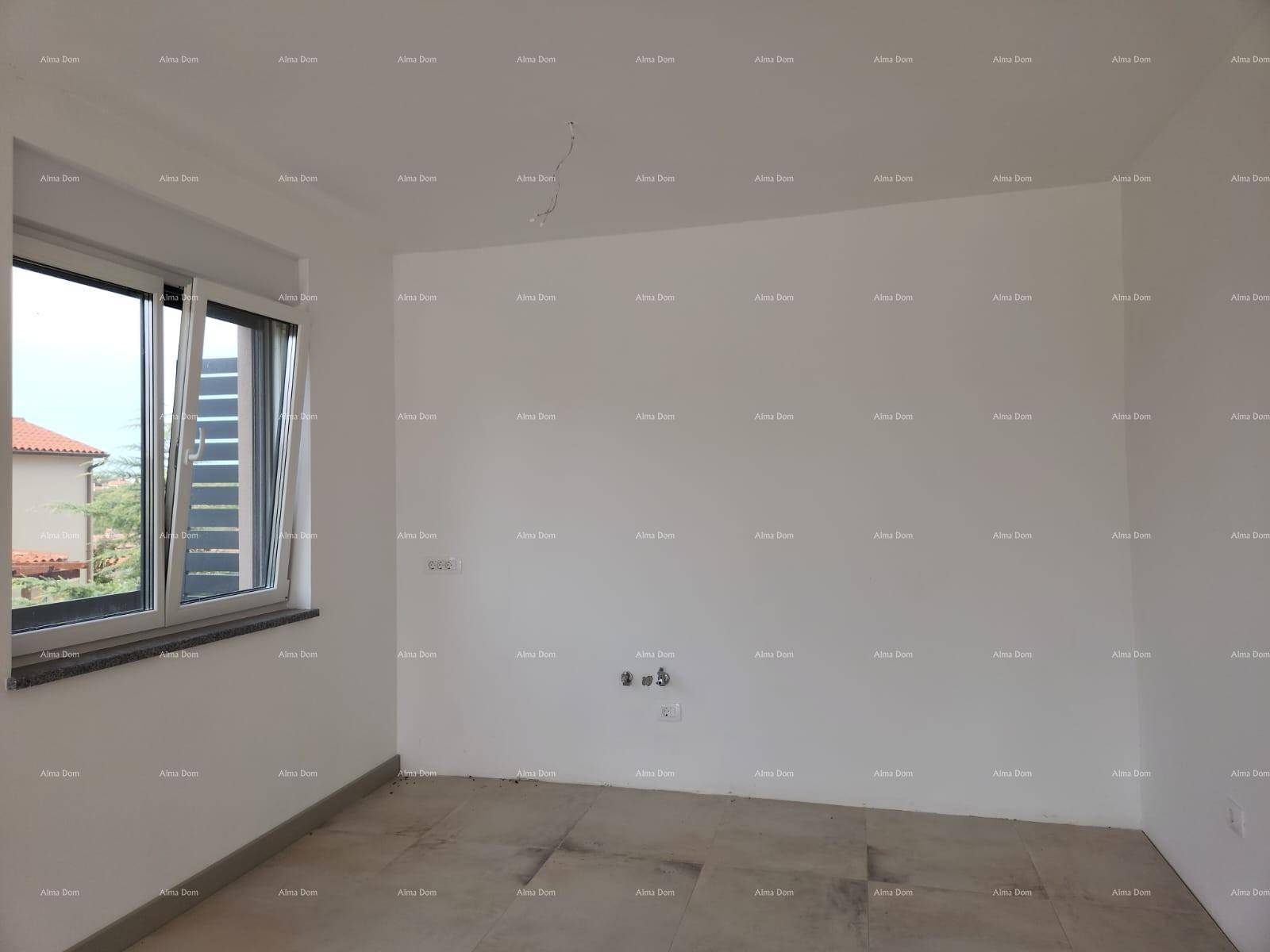 Leeres Schlafzimmer mit Fenster und vorbereiteten Anschlüssen für Heizung oder Klimaanlage.