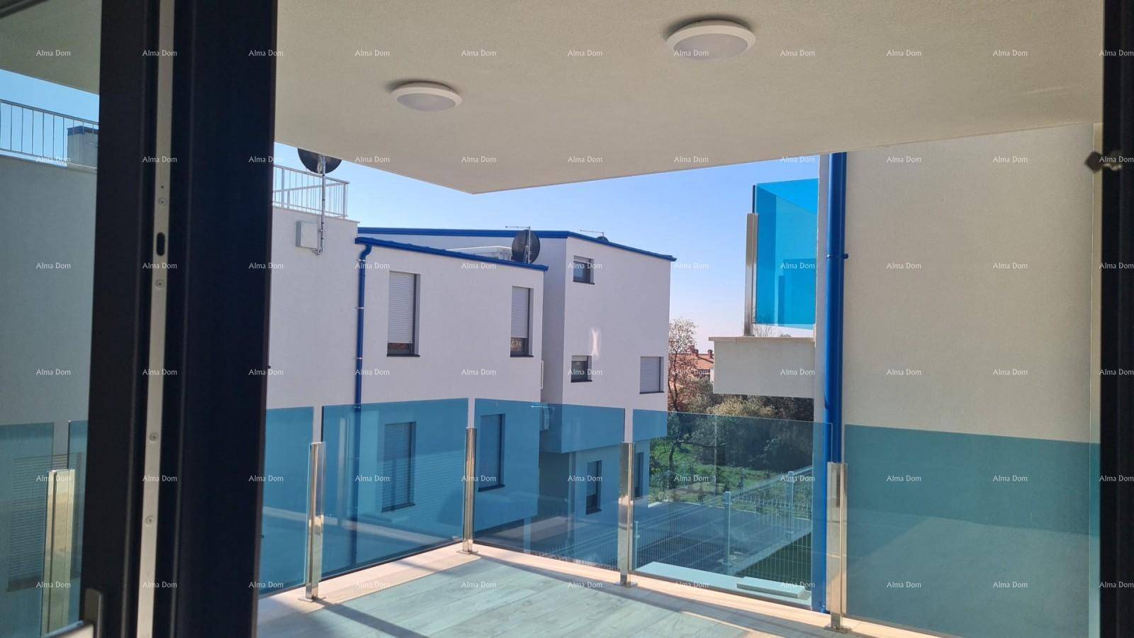 Blick von einem Balkon mit Glasgeländer auf die umliegenden modernen Gebäude.