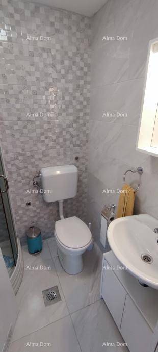 Modernes Badezimmer mit WC, Waschbecken und stilvollen Fliesen an den Wänden.