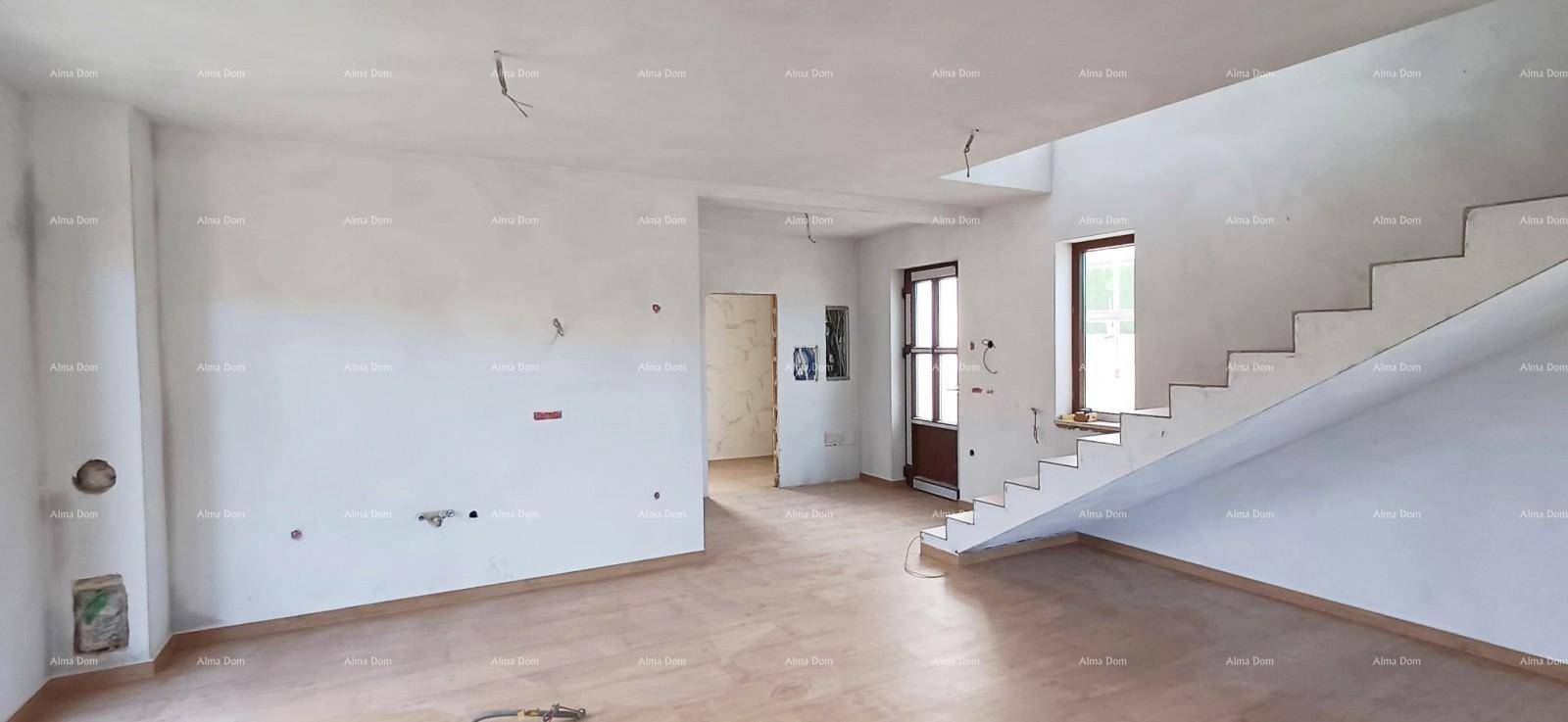 Außenansicht eines im Bau befindlichen Hauses mit Gerüst und Rohbau.
