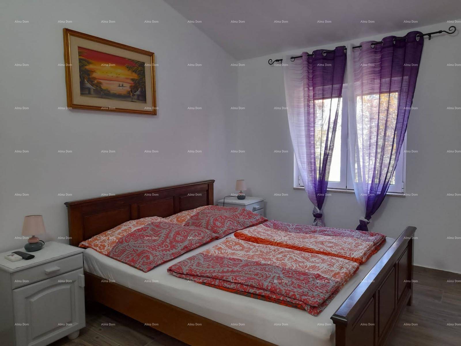 Gemütliches Schlafzimmer mit Doppelbett, Nachttischen und farbenfrohen Vorhängen.