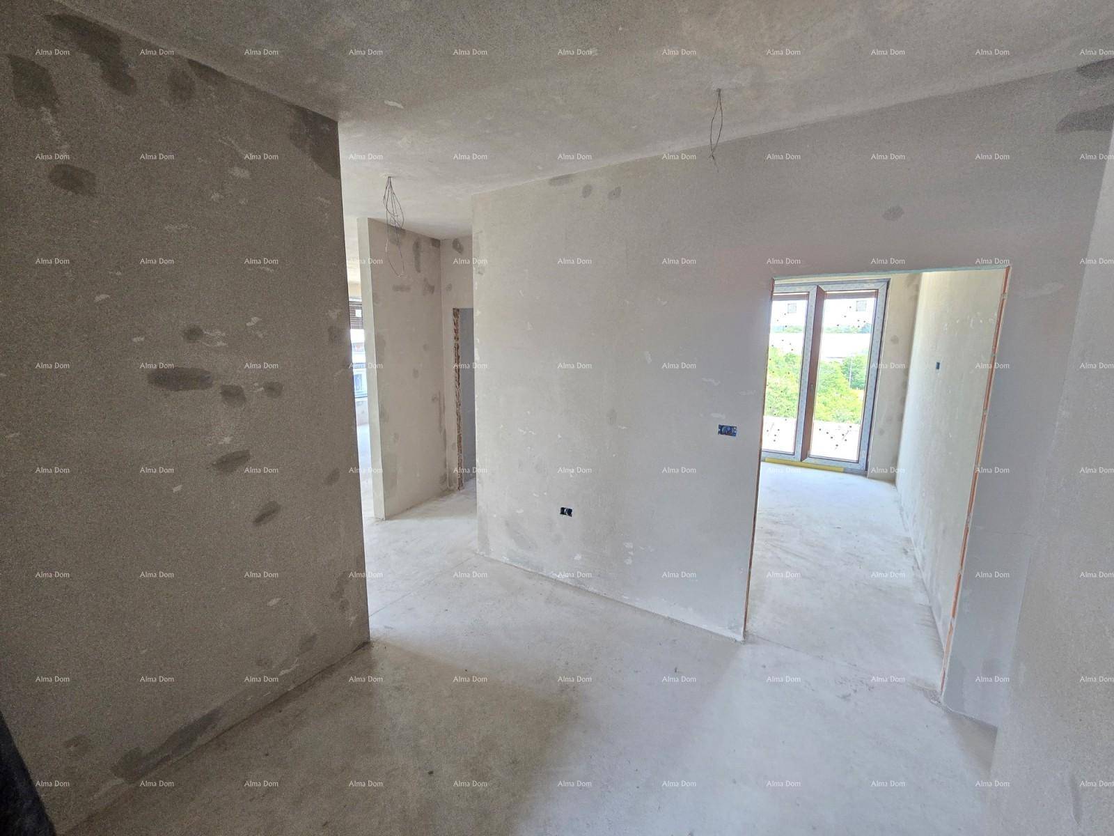 Großer, unfertiger Raum mit Betonboden und einem Fenster, das Tageslicht spendet.