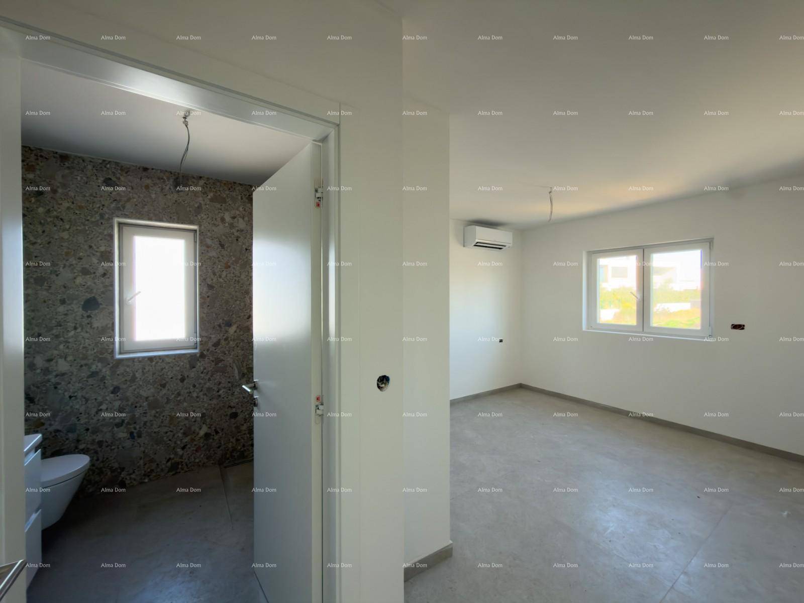 Flur mit Zugang zu einem modernen Badezimmer und einem weiteren Zimmer im Rohbau.