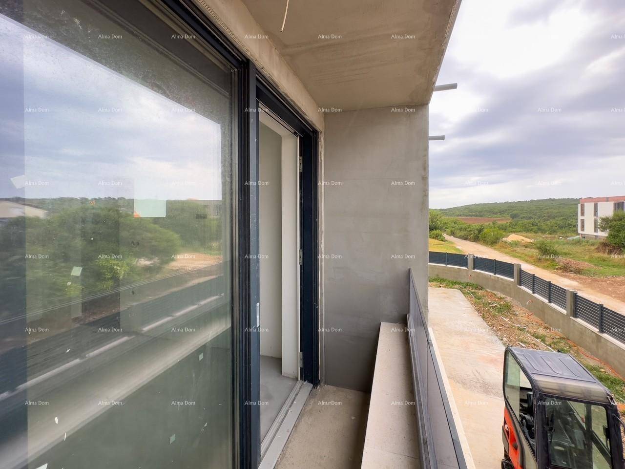 Balkon im Bau mit großen Schiebetüren und Blick auf die umliegende Landschaft.