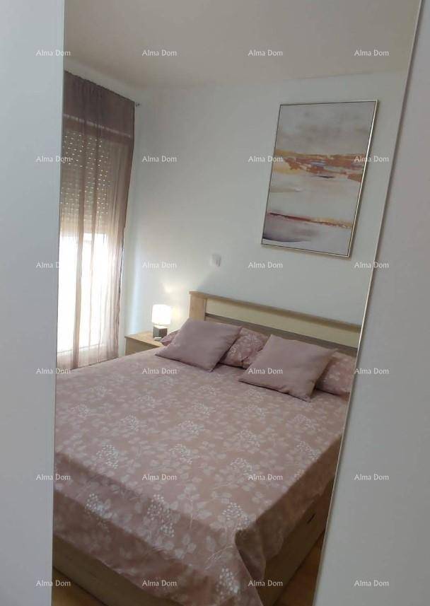 Gemütliches Schlafzimmer mit Doppelbett, Nachttisch und Fenster mit hellbraunen Jalousien.
