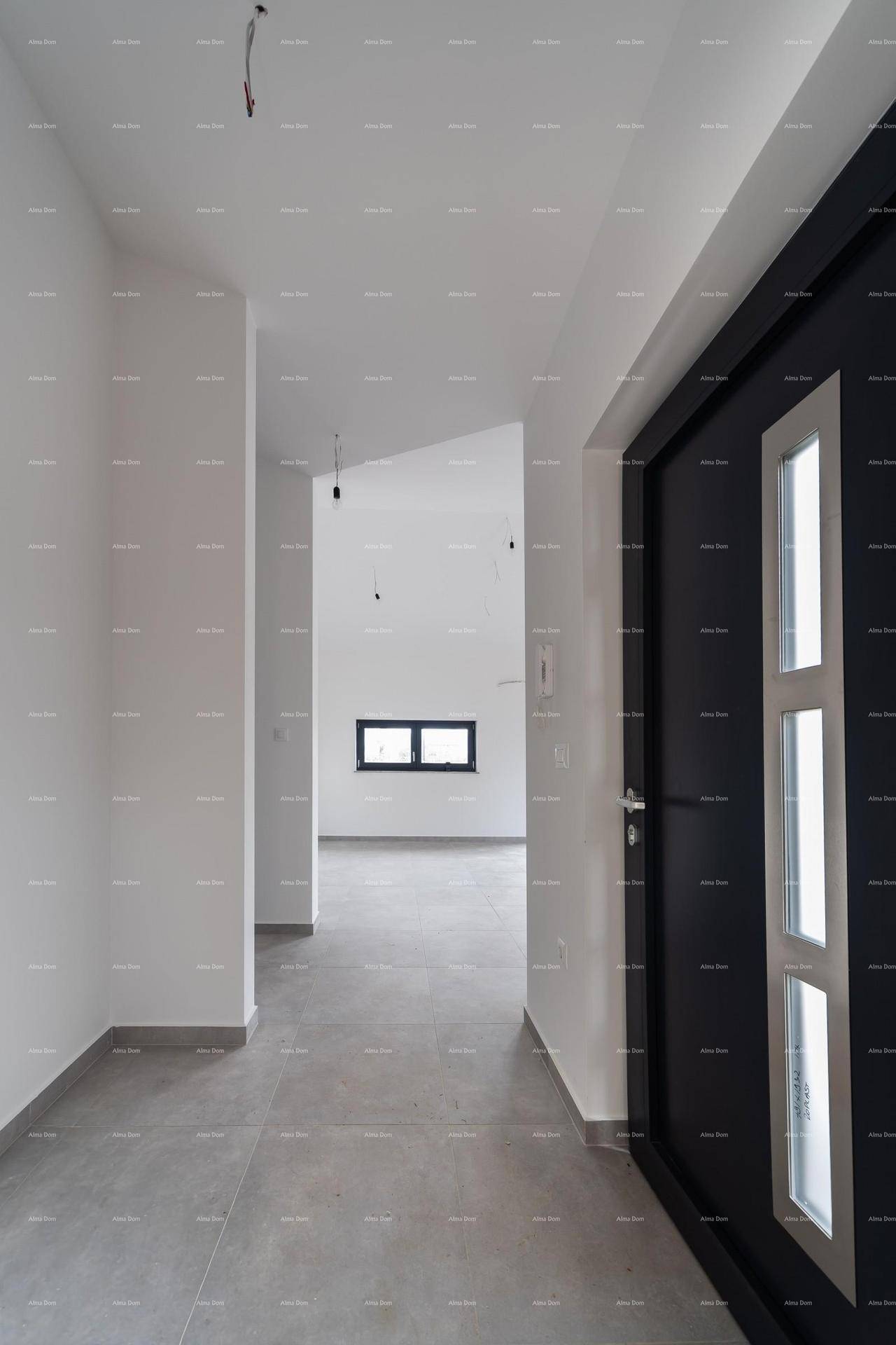 Heller Flur mit moderner Eingangstür und Blick in die weiteren, unmöblierten Wohnbereiche.
