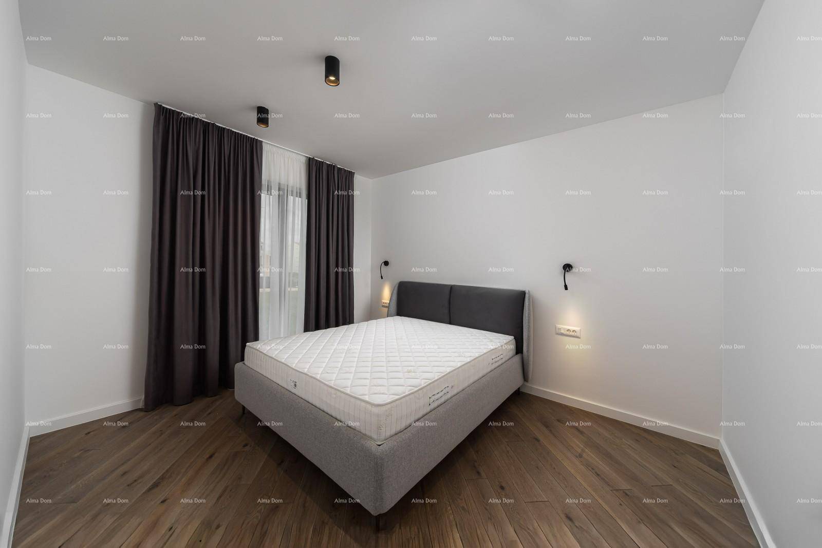 Schlafzimmer mit grauem Bettrahmen, Holzboden und dunklen Vorhängen.