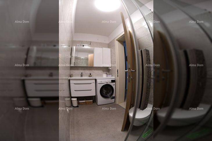 Modernes Badezimmer mit Waschbecken, Spiegelschrank, Waschmaschine und Duschkabine.