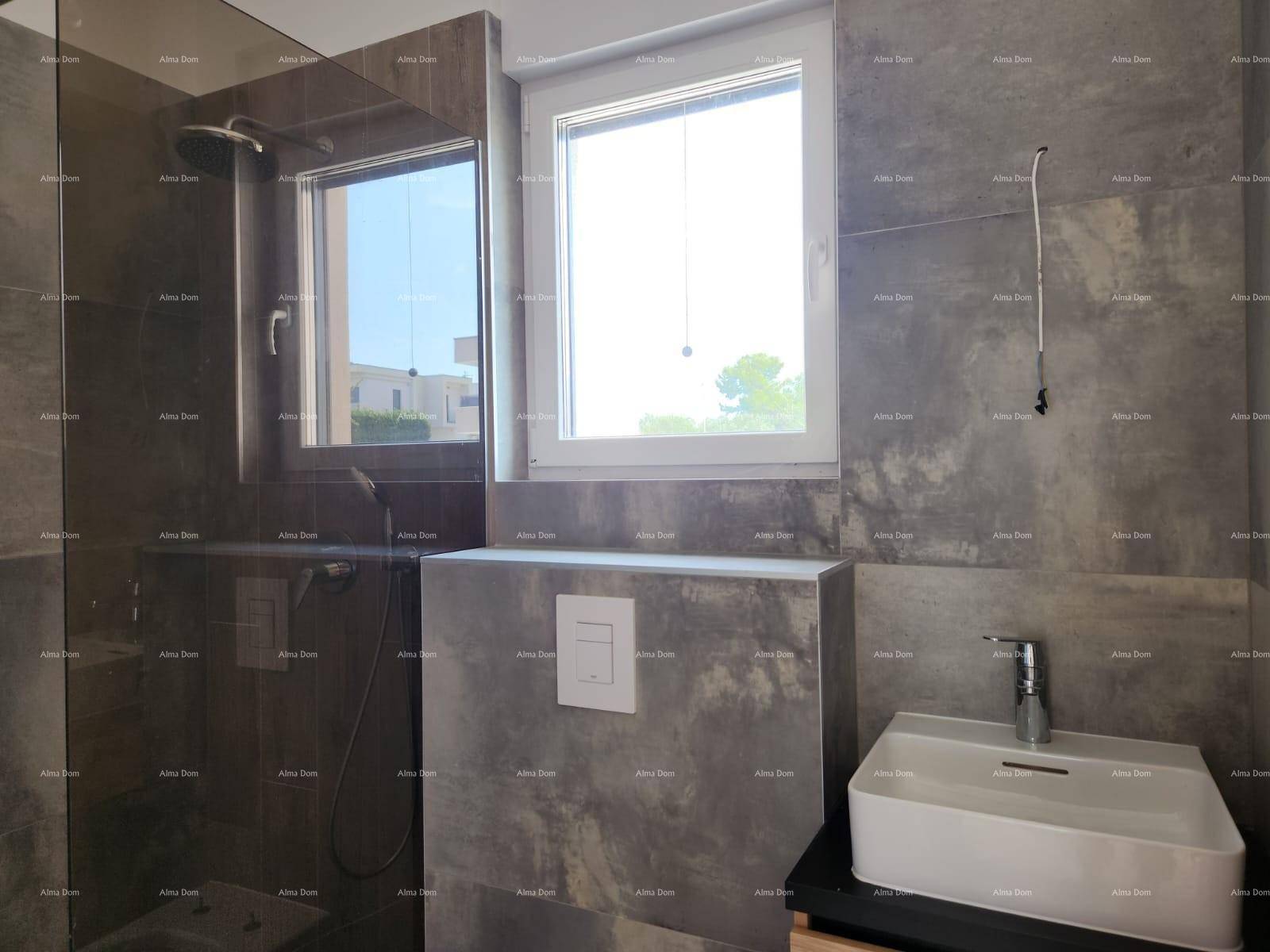 Modernes Badezimmer mit Dusche, Wand-WC, Waschtisch und Fenster, das viel Licht hereinlässt.
