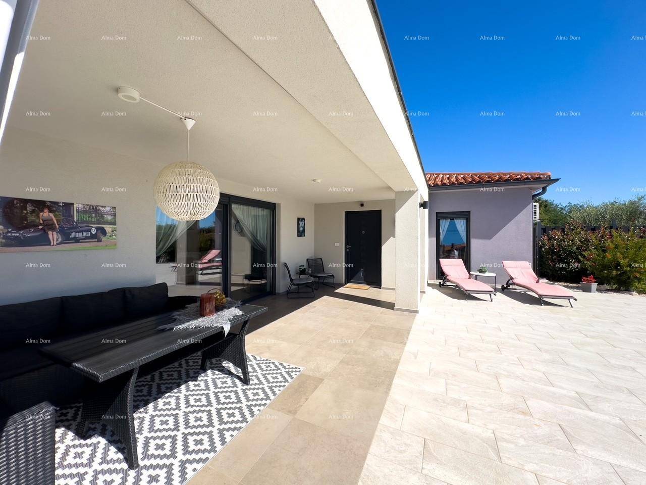 Überdachte Terrasse mit Lounge-Möbeln und Zugang zum Außenbereich mit Pool.