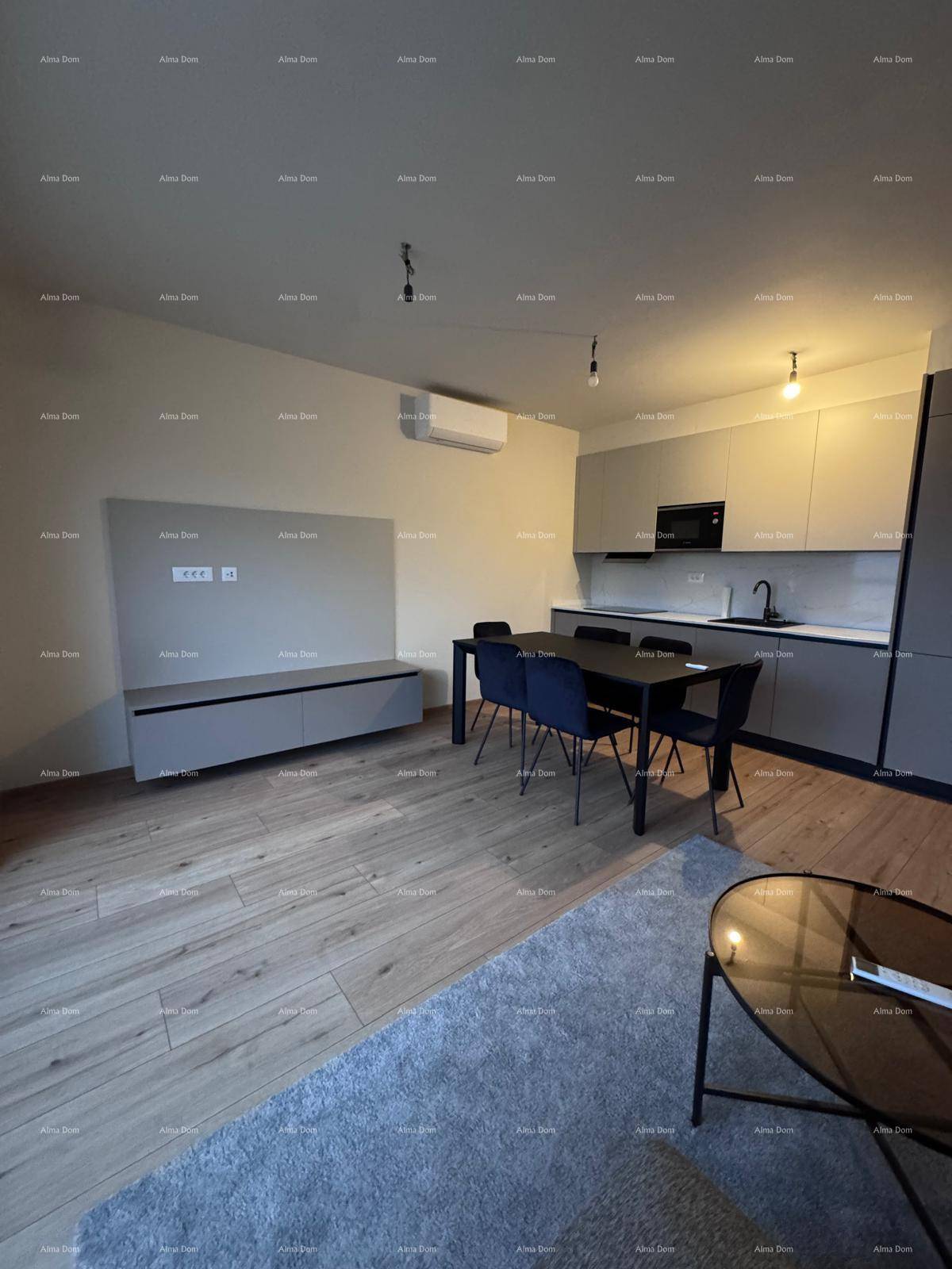 Offener Wohnbereich mit moderner Küche, Essbereich und stilvoller TV-Wand, alles auf Holzboden.