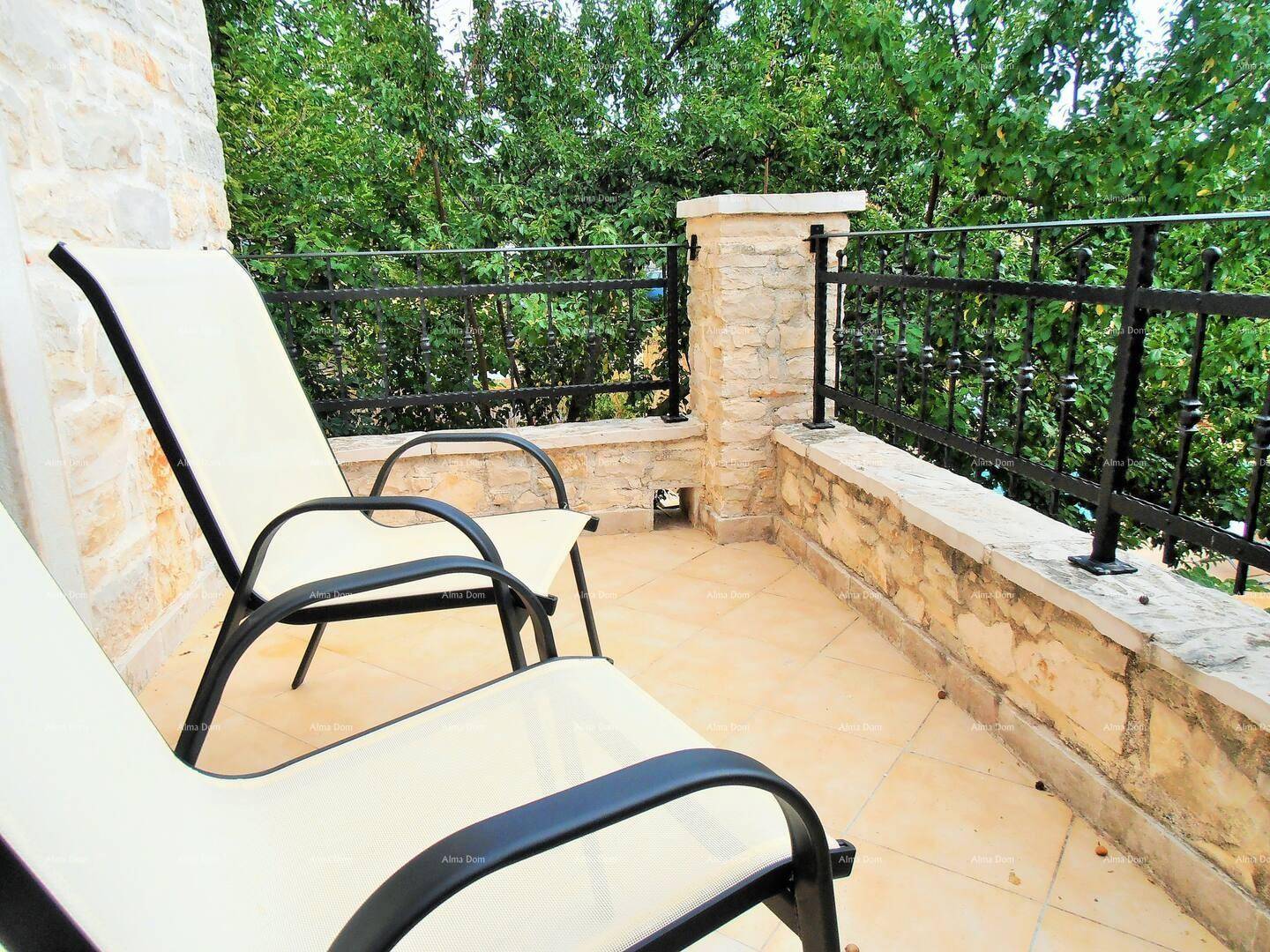 Balkon mit Fliesenboden und schmiedeeisernem Geländer, ideal zum Sonnenbaden.