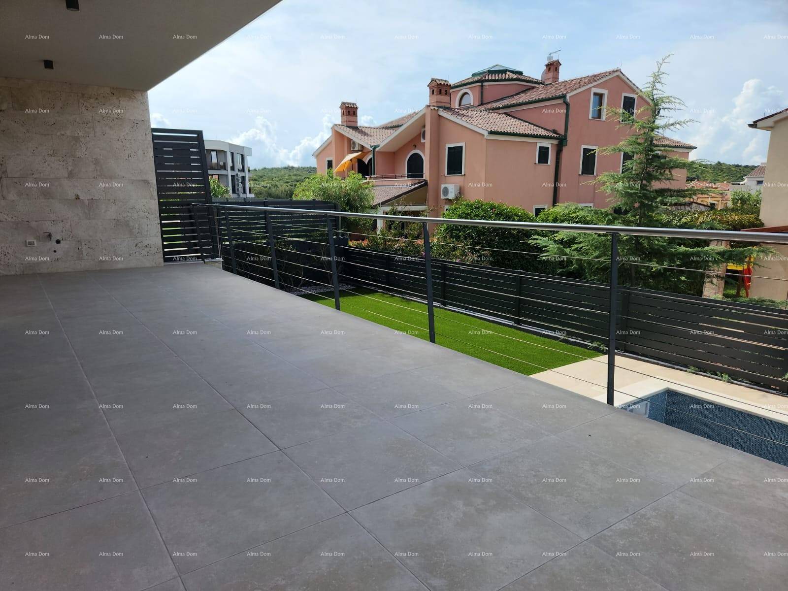 Geräumige Terrasse mit Fliesenboden, Kunstrasen und einem kleinen Poolbereich mit Blick auf die Nachbarschaft.
