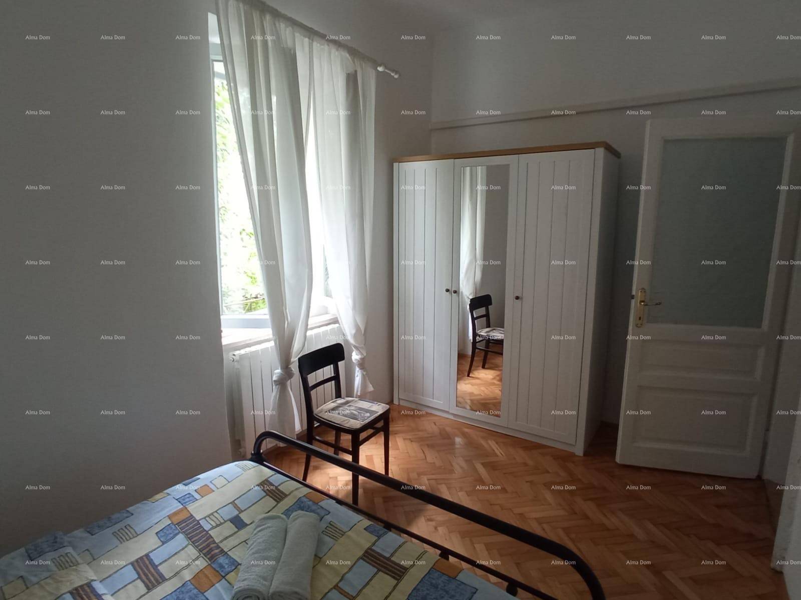 Schlafzimmer mit Doppelbett, Spiegelschrank und hellem Parkettboden, der den Raum vergrößert.
