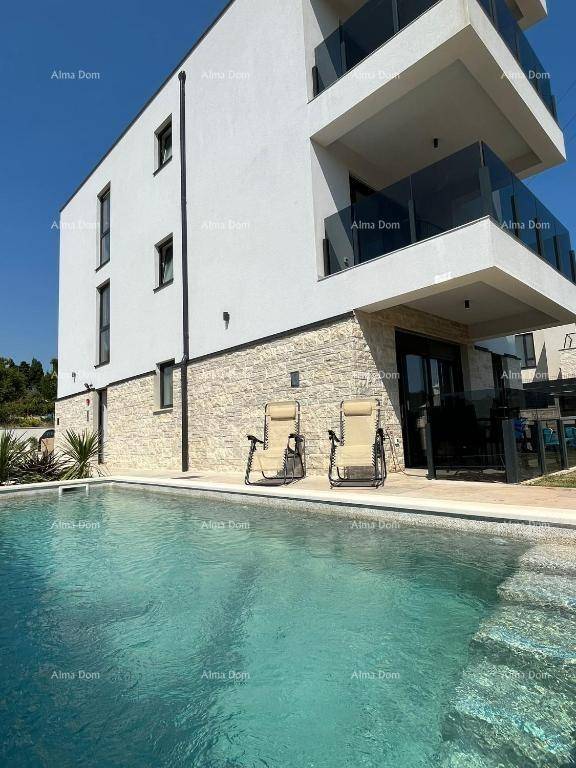 Außenansicht des modernen Gebäudes mit Swimmingpool und Steinverkleidung.