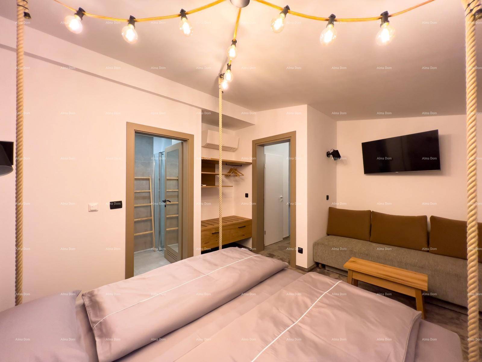 Schlafzimmer mit offenem Kleiderschrank und Blick in ein angrenzendes Badezimmer, das Komfort bietet.
