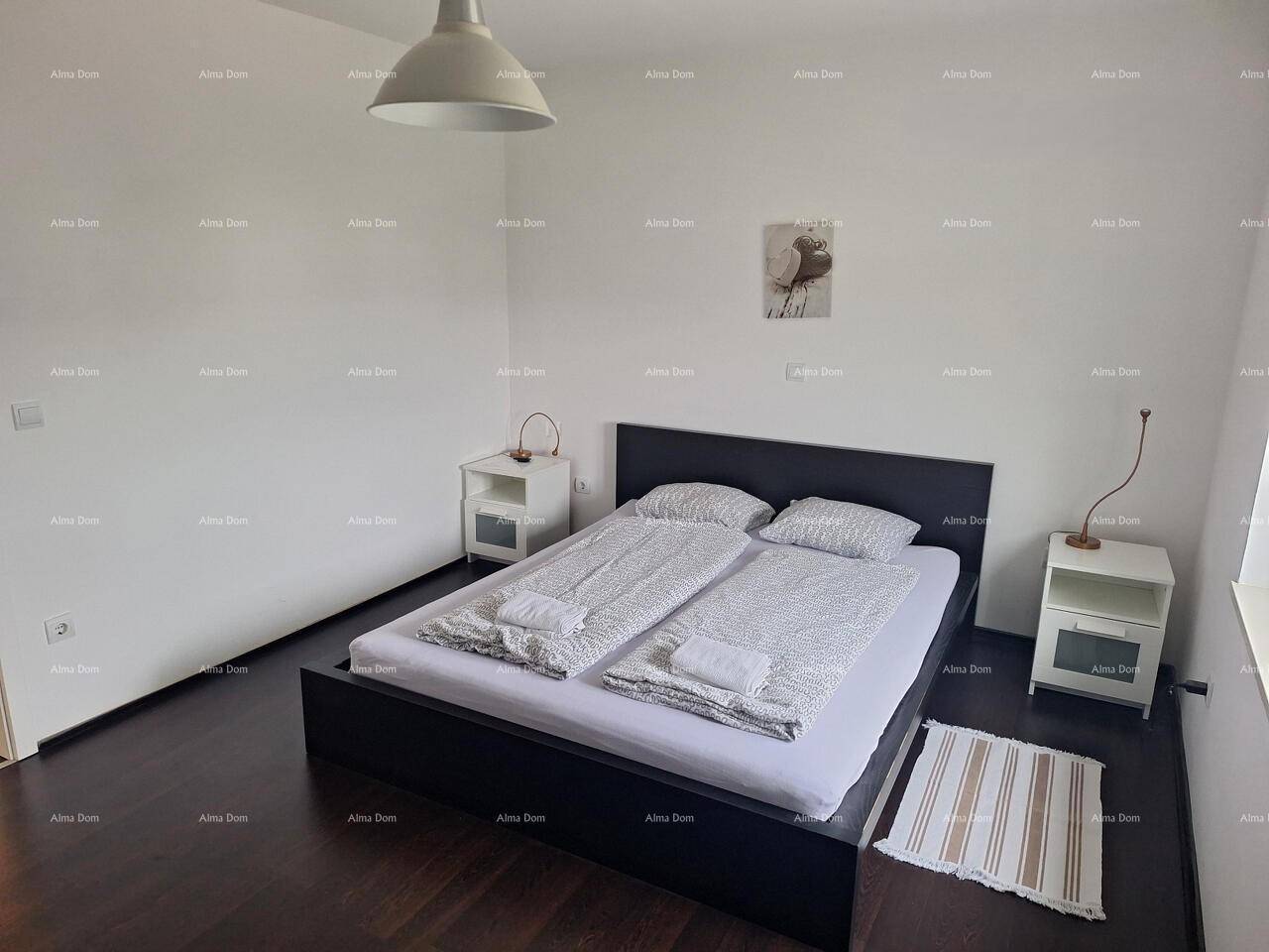 Gemütliches Schlafzimmer mit dunklem Holzboden, einem bequemen Doppelbett und schlichten Nachttischen.