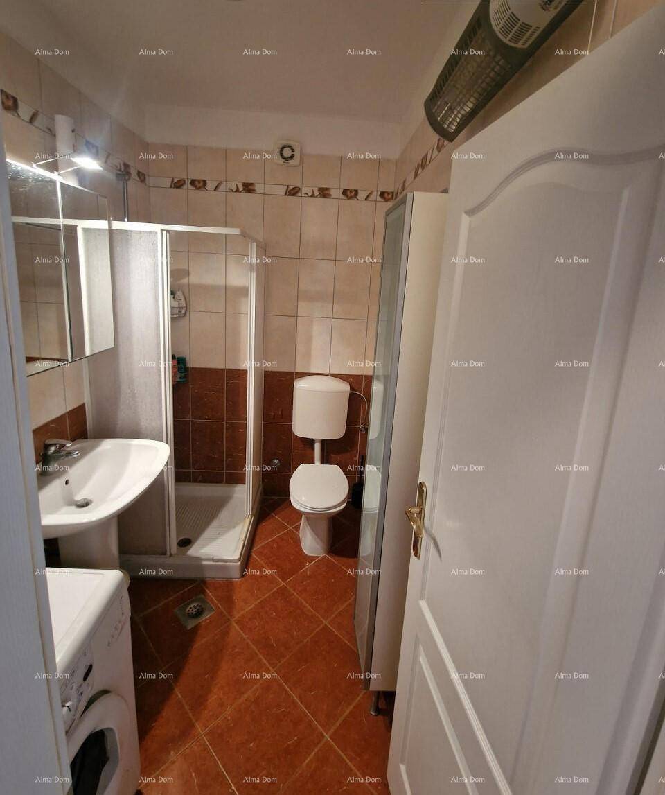 Funktionales Badezimmer mit Duschkabine, WC und Waschbecken, hell gefliest.