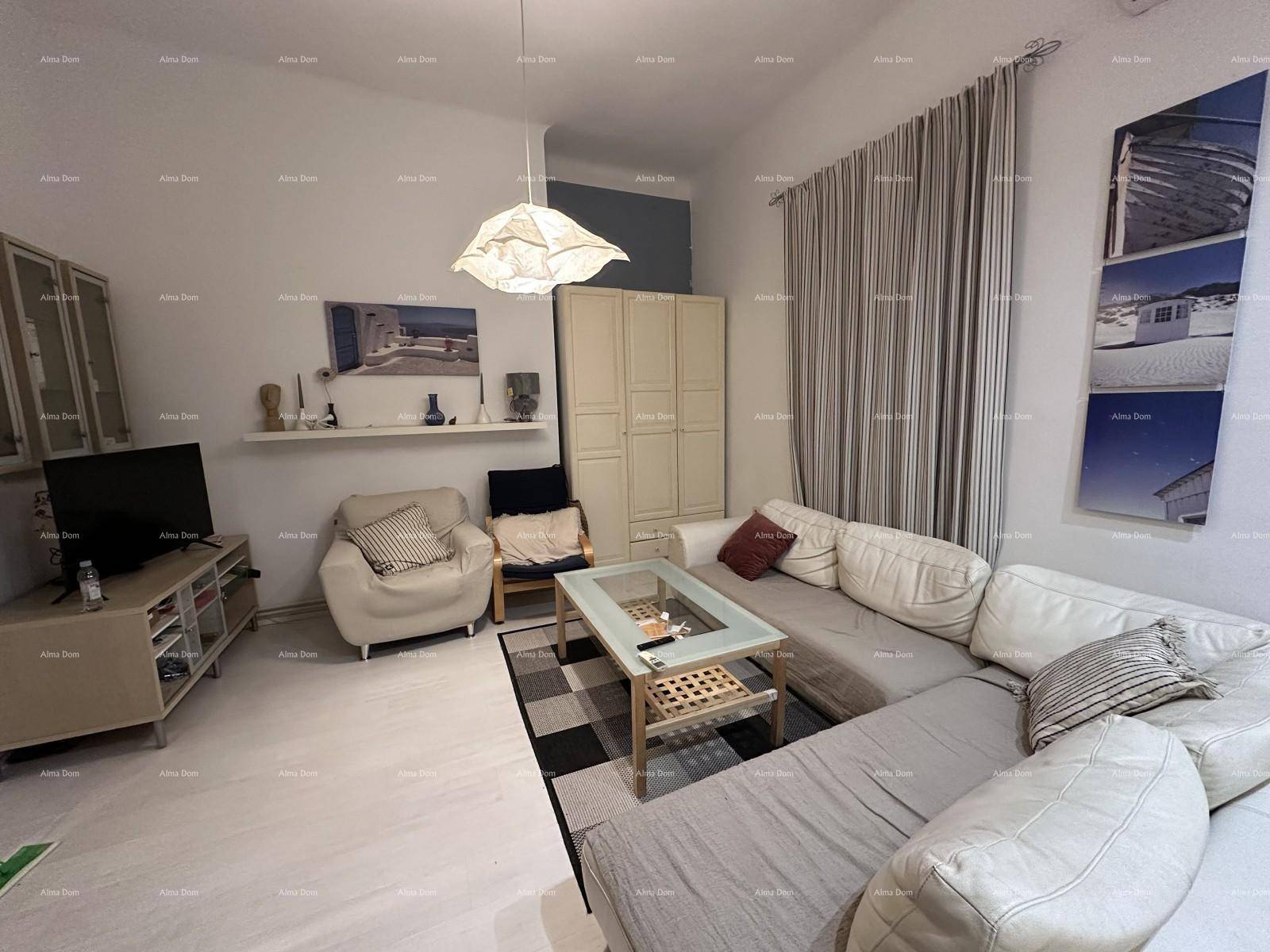 Heller Wohnbereich mit großem Ecksofa, Couchtisch und dekorativen Elementen an der Wand.