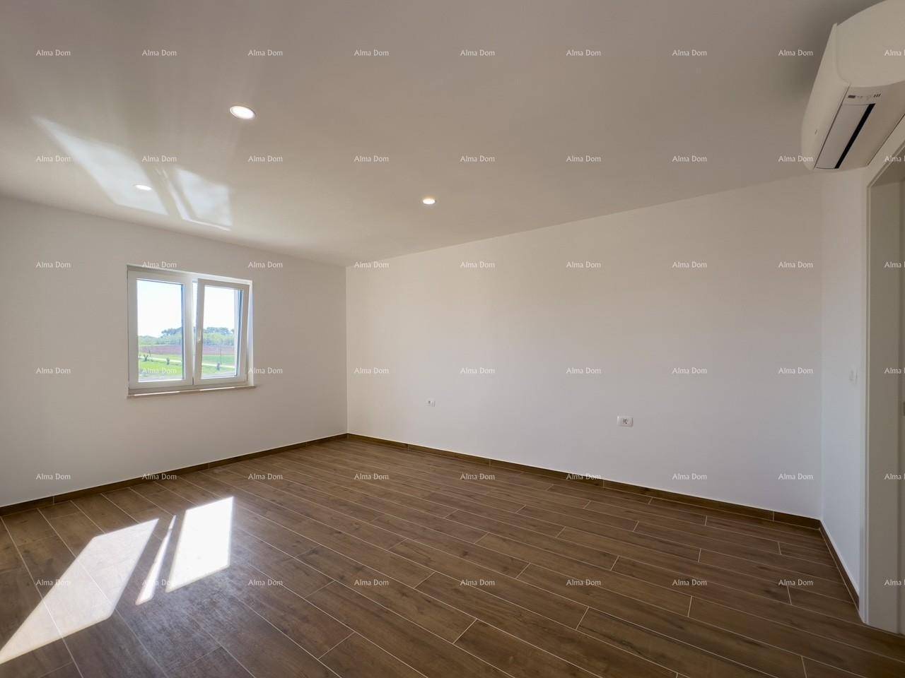Geräumiges, helles Schlafzimmer mit Holzoptik-Fliesenboden, Fenster und Klimaanlage.