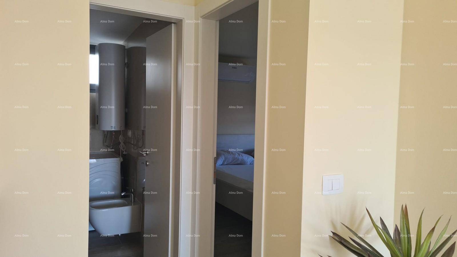 Flur mit Zugang zu Badezimmer und Schlafzimmer, helle Wände und moderne Einrichtung.