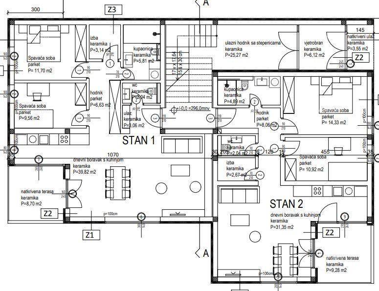 Grundrissplan für zwei Wohnungen mit Schlafzimmern, Bädern, Wohnküchen und überdachten Terrassen.