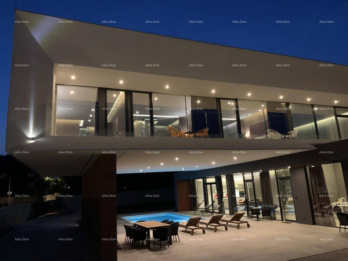 Moderne Villa bei Nacht mit beleuchtetem Poolbereich und großen Glasfronten, die den Innenraum zeigen.