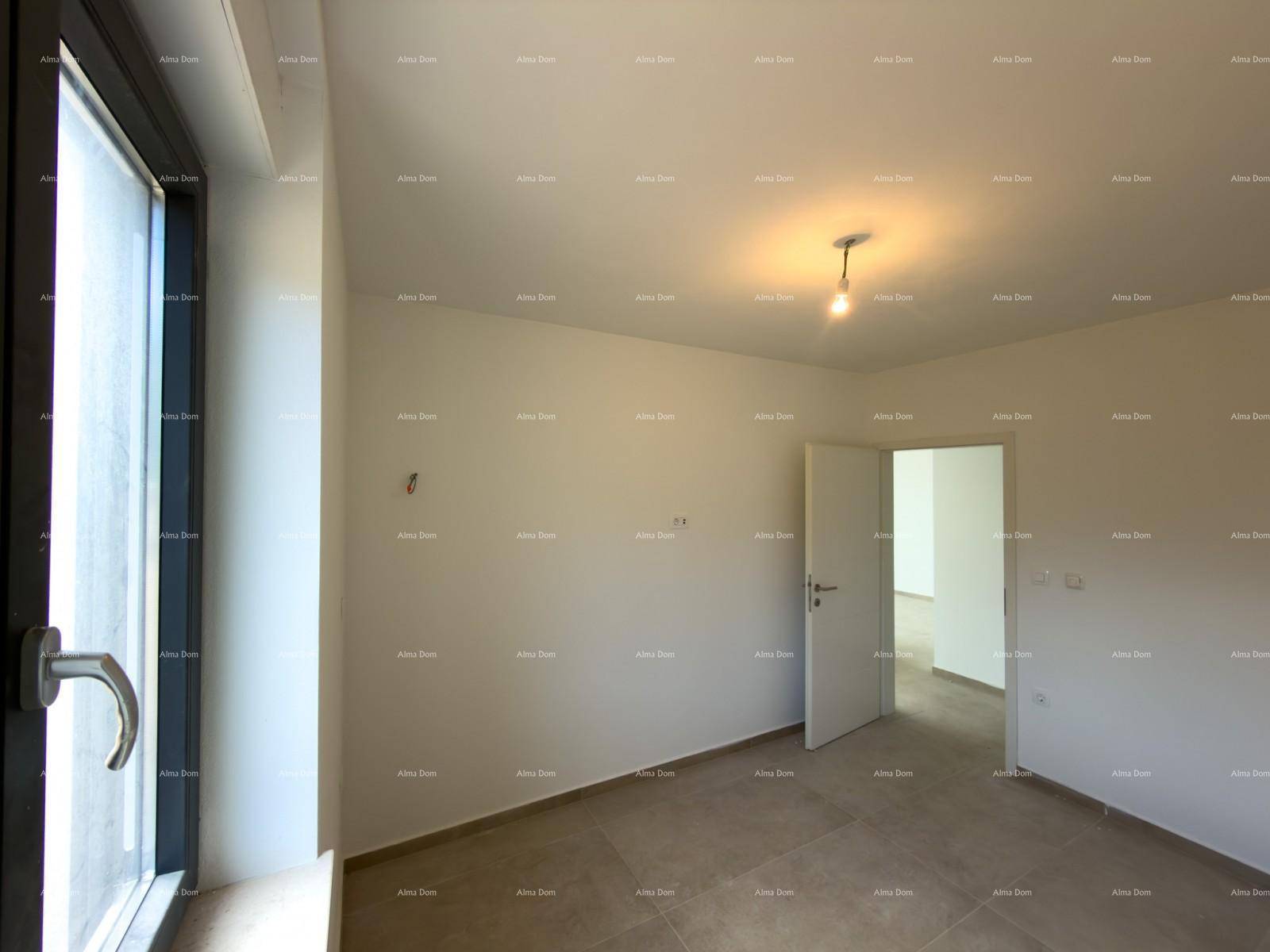 Helles Zimmer mit großem Fenster und Fliesenboden, ideal als Schlaf- oder Arbeitszimmer.