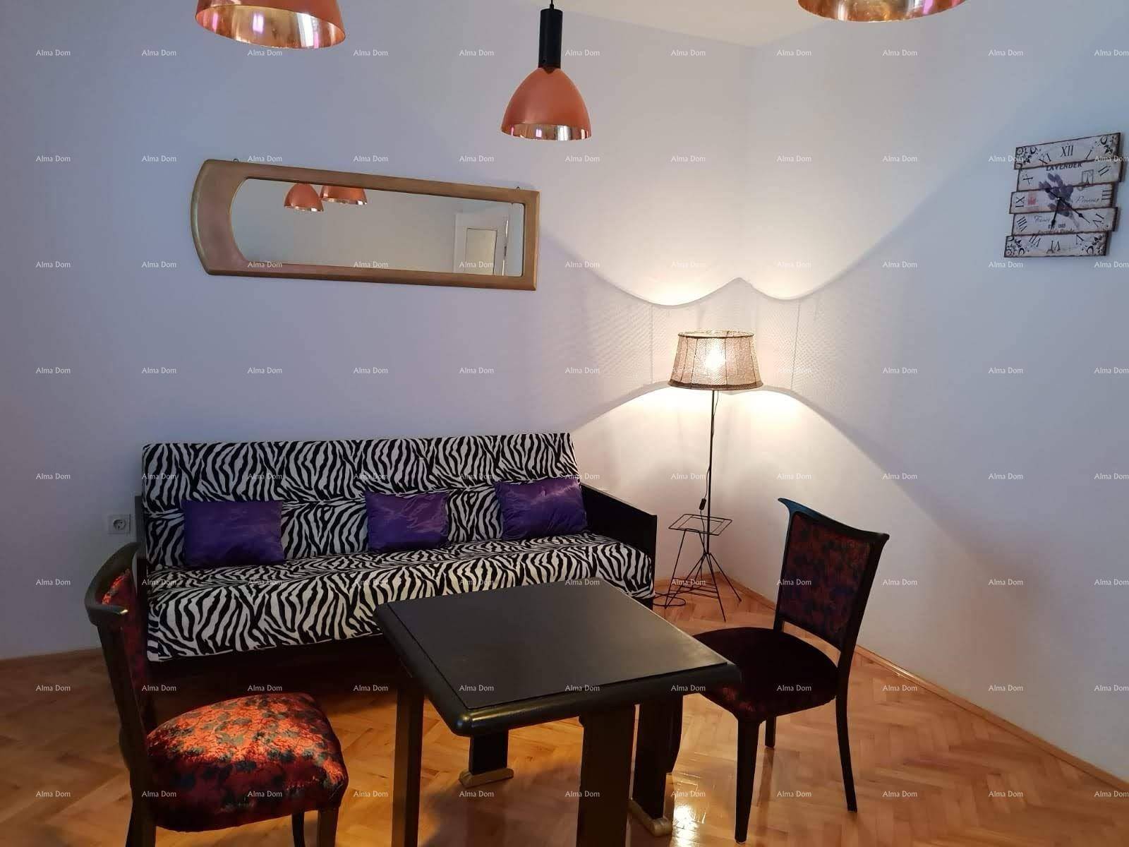 Wohnzimmer mit Holzboden, Zebra-Sofa und indirekter Beleuchtung, die eine warme Atmosphäre schafft.