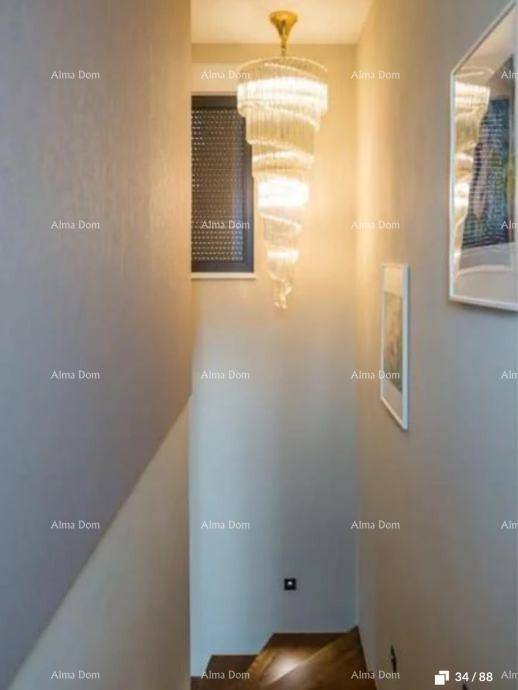 Heller Treppenaufgang mit eleganter Hängeleuchte und einem Fenster, das natürliches Licht spendet.